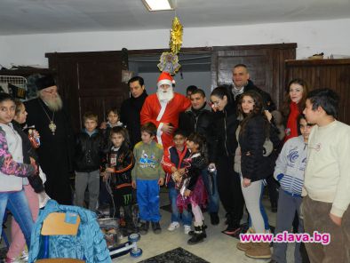 Армен Назарян, Васил Петров и Сантра даряваха хранителни пакети на Рождество