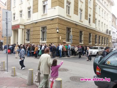 100 на опашка пред централния офис на КТБ, тя иска помощ от БНБ