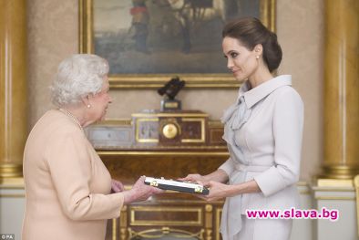 Елизабет II награди със специален орден Анджелина Джоли