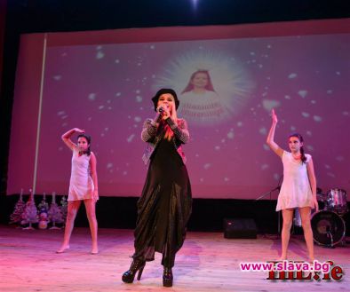 Деси Слава пее и апелира срещу насилието над деца  