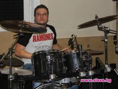 Синът на Тодор Колев стана метъл барабанист 