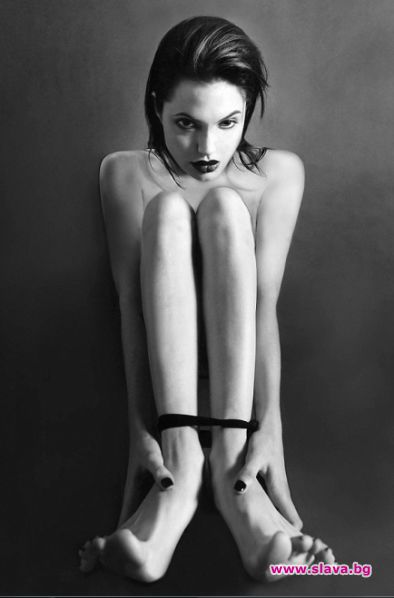 Продават голи снимки на Анджелина Джоли