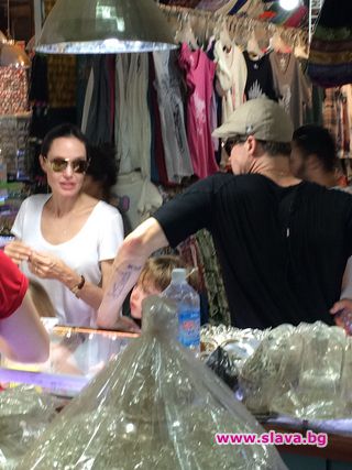 Брад и Анджелина на шопинг в Камбоджа