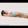 Джесика Алба показа уникално тяло на плажа