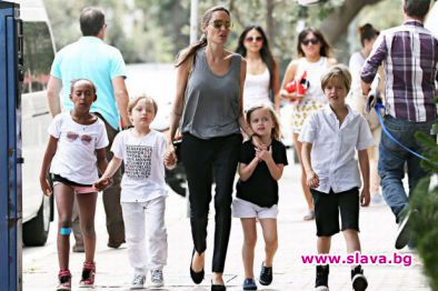 Джоли бяга с децата от Америка