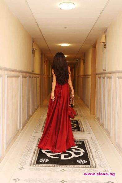 Мария със стилна червена рокля за ЧРД