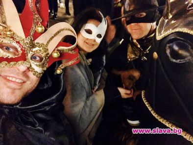 Миро заведе любимата си на карнавала във Венеция