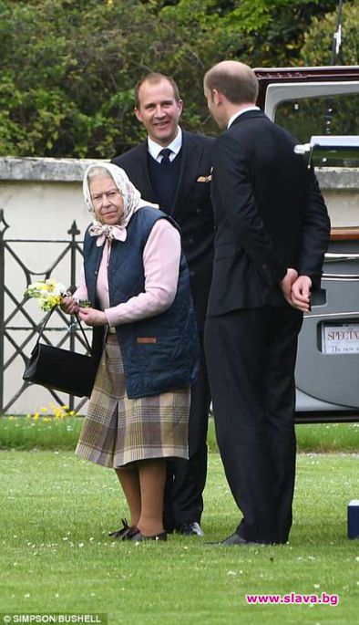 Кралицата посети новородения си правнук