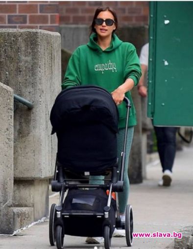 В крачка: Ирина Шейк разхожда малката Леа