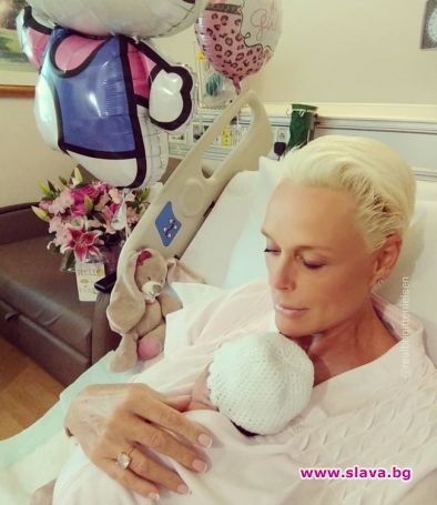 Бриджит Нилсен показа новородената си дъщеря