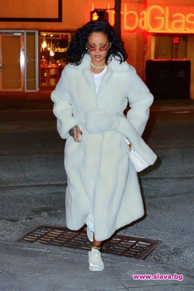 Риана носи бяло like a boss