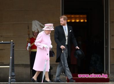 Принц Хари и Елизабет II посрещаха гости на третото чаено парти