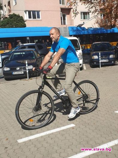 Президентът Радев на колело в центъра на София