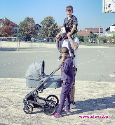 Благой с двете си големи деца и бебето на разходка