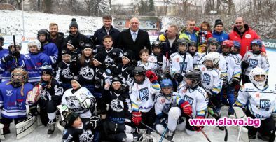 Откритата пързалка Юнак вече е двойна, събира в Борисовата феновете на ледените спортове