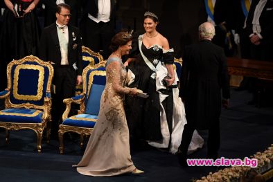 Кралицата и принцесите на Швеция изящни на Нобеловия бал