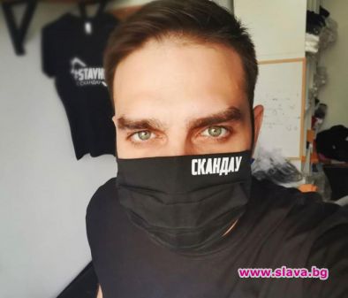 СкандаУ продават хумористични предпазни маски