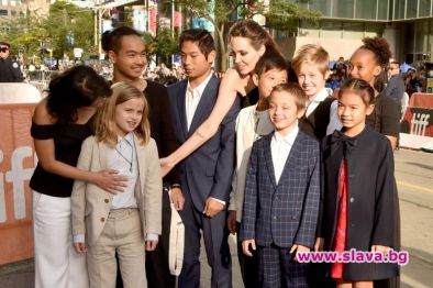 Анджелина Джоли изолирана с всичките си деца