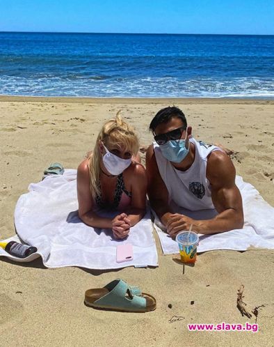 Бритни на плаж с маска