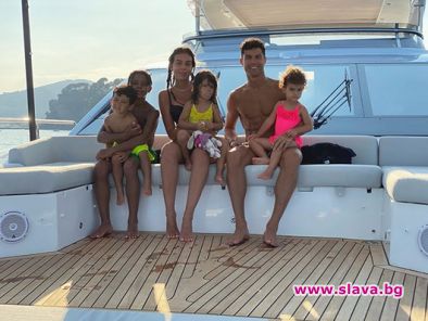 Роналдо релаксира на яхтата с децата
