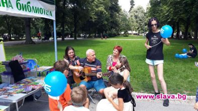 Зелени библиотеки канят читатели в парковете на София