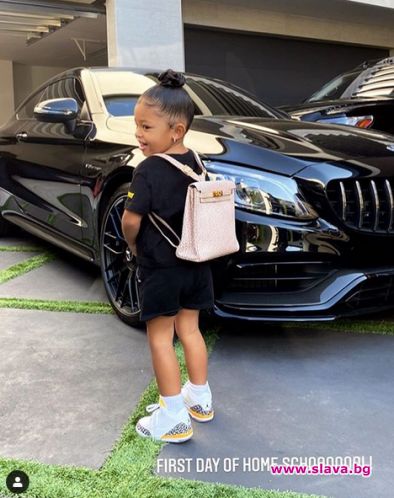 Дъщерята на Кайли Дженър разхожда чанта за 12 хиляди долара