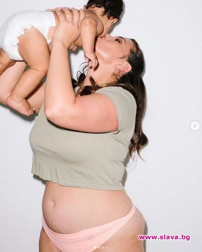 Ашли Греъм гордо показва и тялото си след раждането