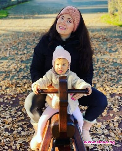 Соня Йончева разходи дъщеря си на Женевското езеро