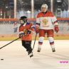 Путин игра хокей с дете на Червения площад