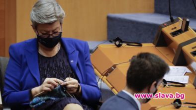 Еврокомисар плете по време на сесия в Брюксел
