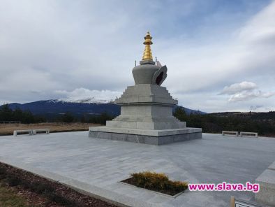 Третата софийска планина с будистка ступа на върха