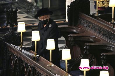 Кралицата сама със сълзите си на погребението на принц Филип