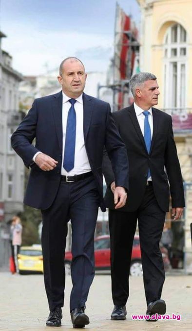 Президентът и премиерът отново пеш в София