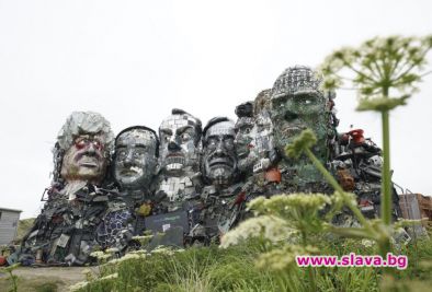 Направиха скулптура с лидерите на Г-7 от електронни отпадъци