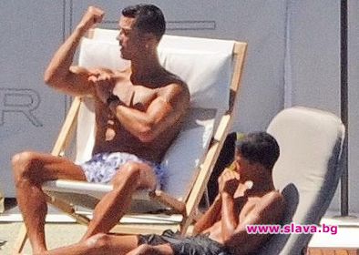 Роналдо се възхищава на собствените си бицепси, докато приятелката му Джорджина си взема душ