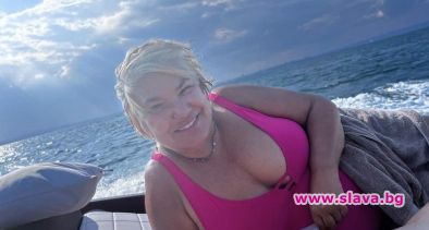 Марта Вачкова развя пищна гръд на яхта