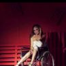 Пребита до смърт фолк звезда се появи на инвалидна количка