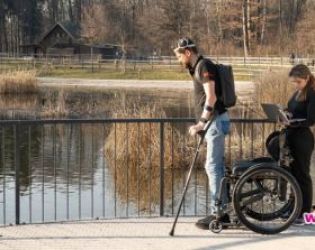 Мъж с парализа ходи естествено след мозъчни и гръбначни импланти