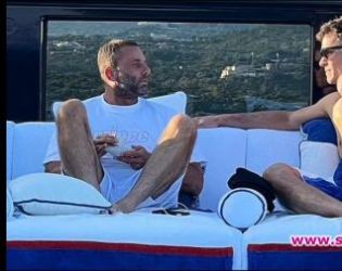 Дейвид Бекъм се подиграва на "отегчения" Том Брейди по време на "разговор на кафе" с бизнесмена Дейв