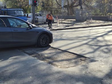 Терзиев троши коли пред Стадиона с полуремонт 