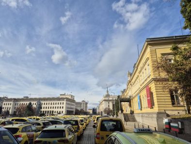 Таксиджиите допожълтиха жълтите павета, но защо протестираха там, а не пред застрахователите за ... 