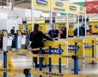 Пътници на Ryanair се възмущават от „нелепото“ ново правило за качване на борда