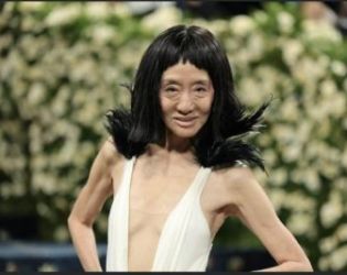 Вера Уанг, 76 г., с дълбоко деколте на Met Gala 2025