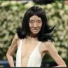 Вера Уанг, 76 г., с дълбоко деколте на Met Gala 2025