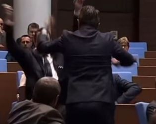 Цончо Ганев, Възраждане, бута Явор Божанков, ДБ, в пленарната зала: Видео на деня