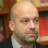 90% от семейния живот се състои в това да крещиш "какво?" от различни краища на жилището: Сиромахов