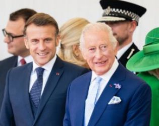Чарлз с кръвоизлив в окото