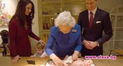 slava.bg : Кралицата сменя памперса на малката Елизабет Даяна