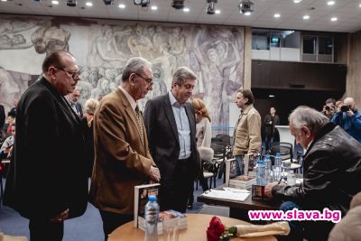slava.bg : Президентът Георги Първанов, Георги Йорданов и Иван Тенев на опашката за автографи slava.bg : Президентът Георги Първанов, Георги Йорданов и Иван Тенев на опашката за автографи