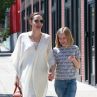 Анджелина Джоли сияе в бяло до дъщеря си
